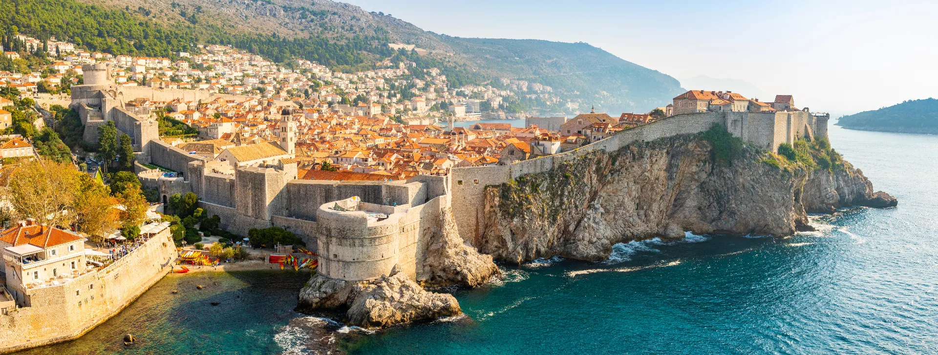Stadtmauern und Altstadt von Dubrovnik am Meer